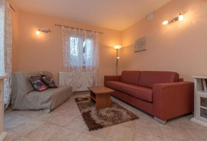 带1个卧室带花园景观的公寓, House Bakica