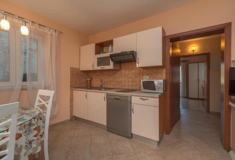 带1个卧室带花园景观的公寓, House Bakica