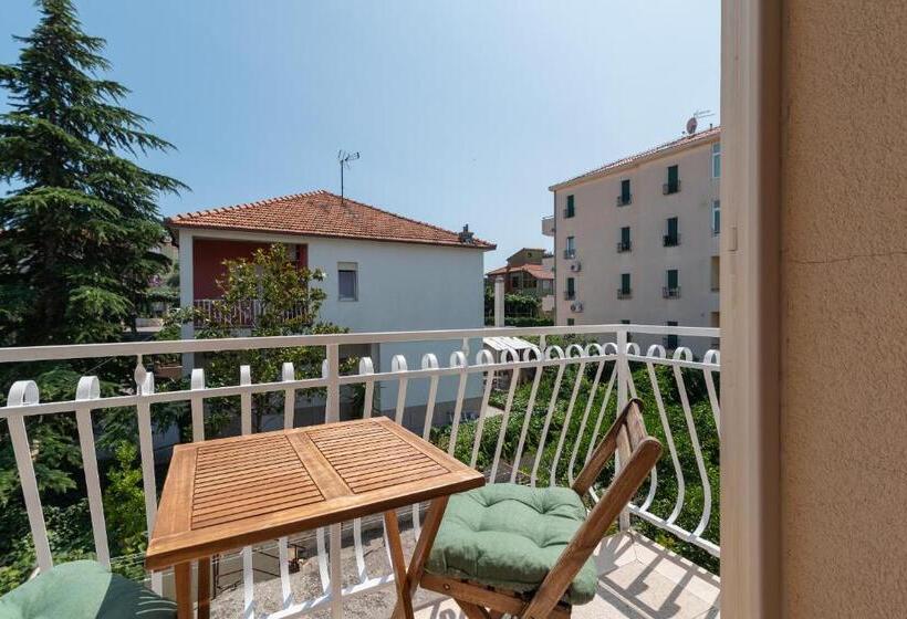 带阳台的三人标准间, House Bakica