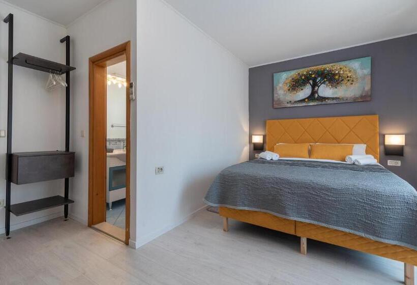 带阳台的三人标准间, House Bakica