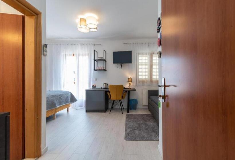 带阳台的三人标准间, House Bakica