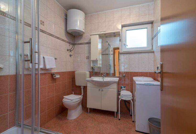 带1个卧室带花园景观的公寓, House Bakica