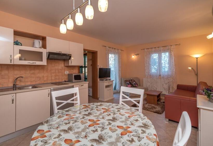 带1个卧室带花园景观的公寓, House Bakica