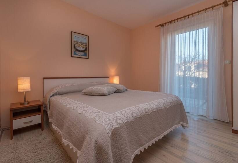 带1个卧室带花园景观的公寓, House Bakica