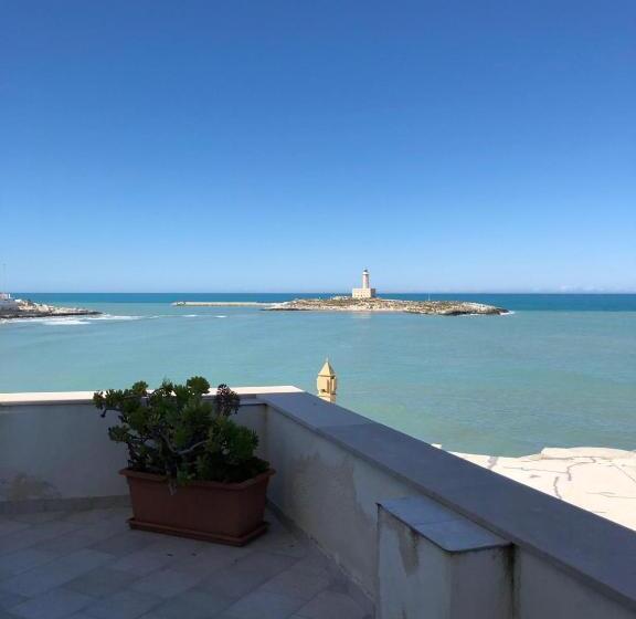 اتاق استاندارد چهار تخته با چشمانداز دریا, Rocca Sul Mare