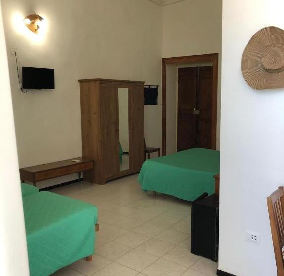 اتاق استاندارد چهار تخته با چشمانداز دریا, Rocca Sul Mare