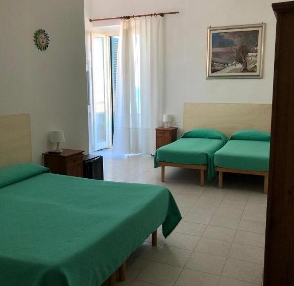 اتاق استاندارد چهار تخته با چشمانداز دریا, Rocca Sul Mare