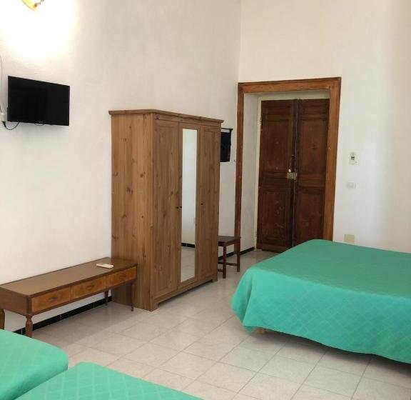 اتاق استاندارد چهار تخته با چشمانداز دریا, Rocca Sul Mare