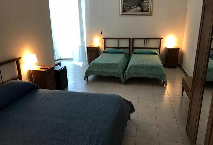 اتاق استاندارد چهار تخته با چشمانداز دریا, Rocca Sul Mare