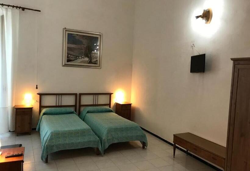 اتاق استاندارد چهار تخته با چشمانداز دریا, Rocca Sul Mare