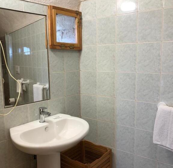 اتاق لوکس با چشمانداز دریا, Rocca Sul Mare