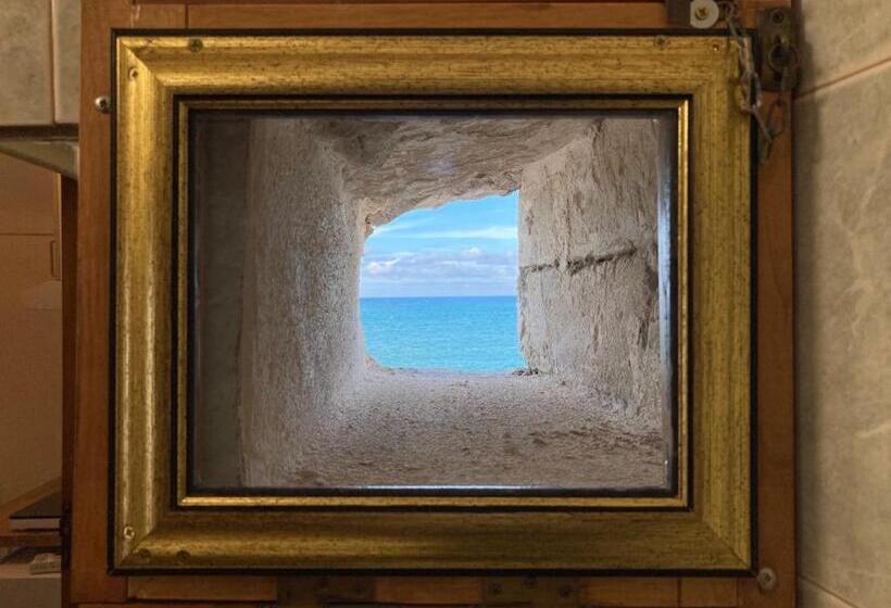 اتاق لوکس با چشمانداز دریا, Rocca Sul Mare