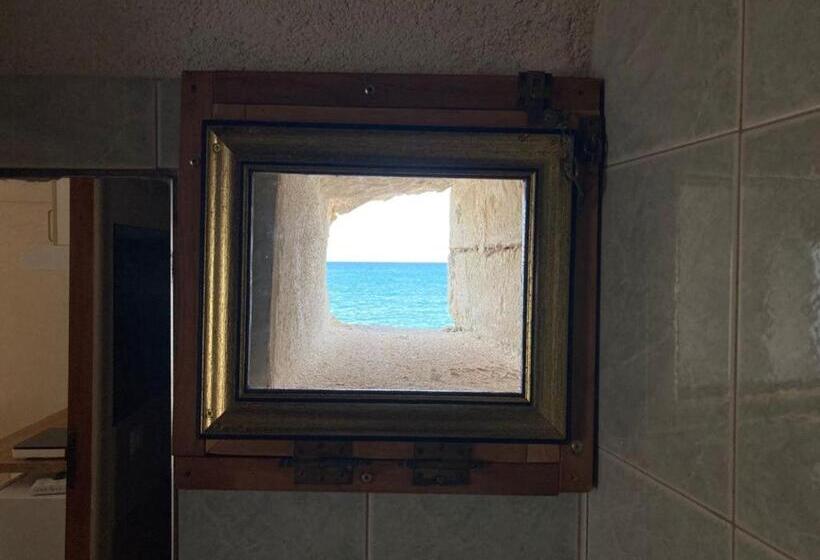 اتاق لوکس با چشمانداز دریا, Rocca Sul Mare