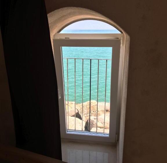 اتاق لوکس با چشمانداز دریا, Rocca Sul Mare