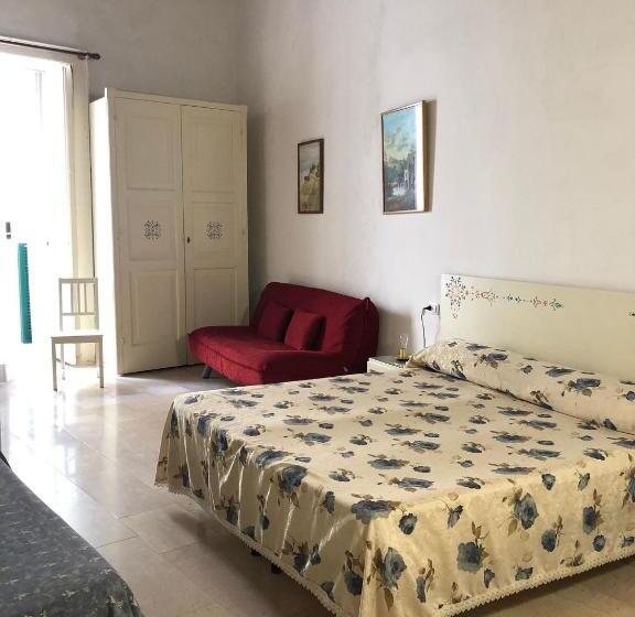 اتاق استاندارد چهارنفره با بالکن, Rocca Sul Mare