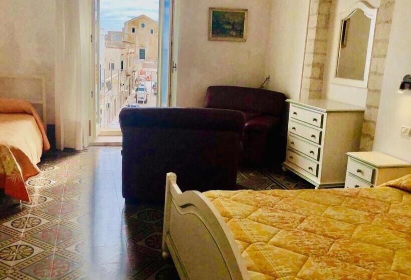 اتاق سه نفره دلوکس با چشمانداز دریا, Rocca Sul Mare