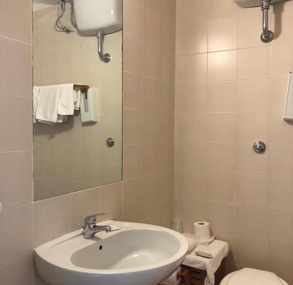 اتاق خانوادگی با چشمانداز دریا, Rocca Sul Mare