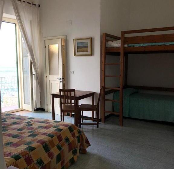 اتاق خانوادگی با چشمانداز دریا, Rocca Sul Mare