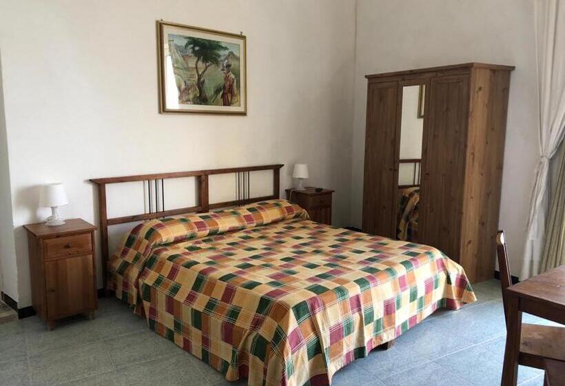 اتاق خانوادگی با چشمانداز دریا, Rocca Sul Mare