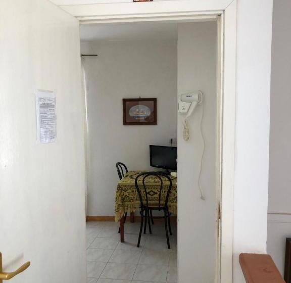 اتاق اکونومی, Rocca Sul Mare