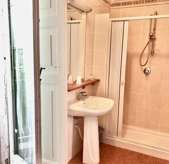 اتاق راحتی سه تخته, Rocca Sul Mare