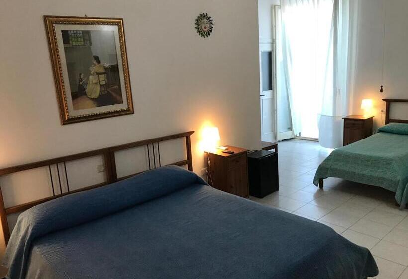 اتاق استاندارد چهار تخته با چشمانداز دریا, Rocca Sul Mare