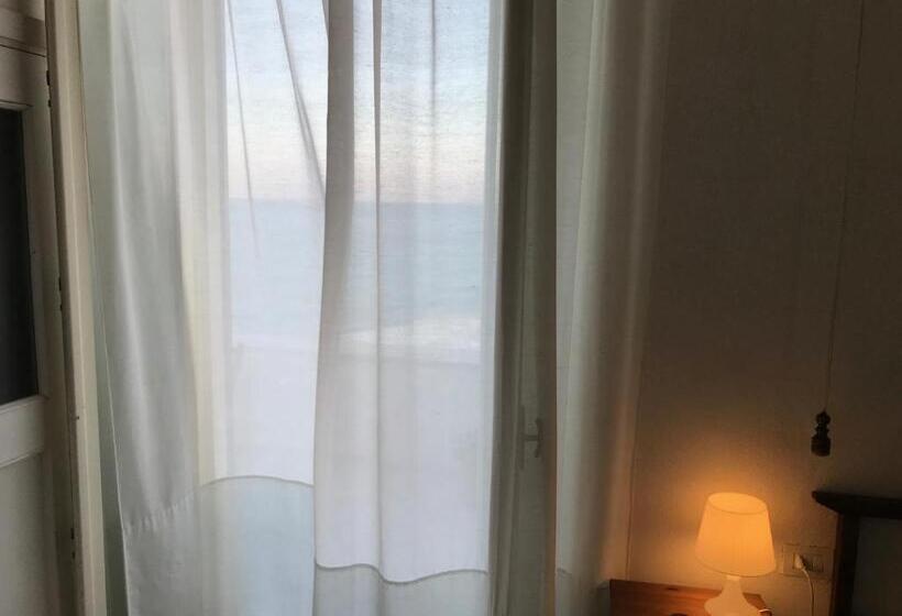 اتاق استاندارد چهار تخته با چشمانداز دریا, Rocca Sul Mare