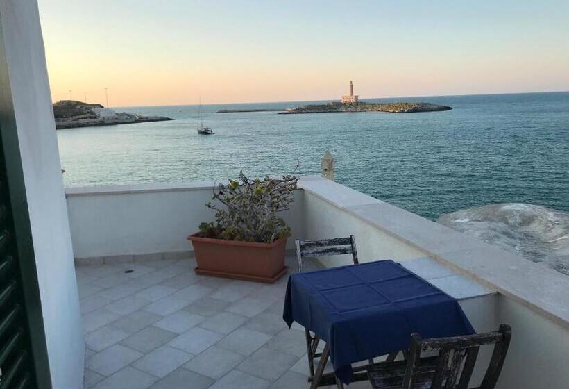 اتاق استاندارد چهار تخته با چشمانداز دریا, Rocca Sul Mare