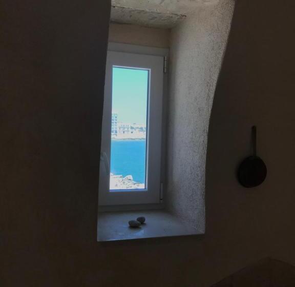 اتاق لوکس با چشمانداز دریا, Rocca Sul Mare