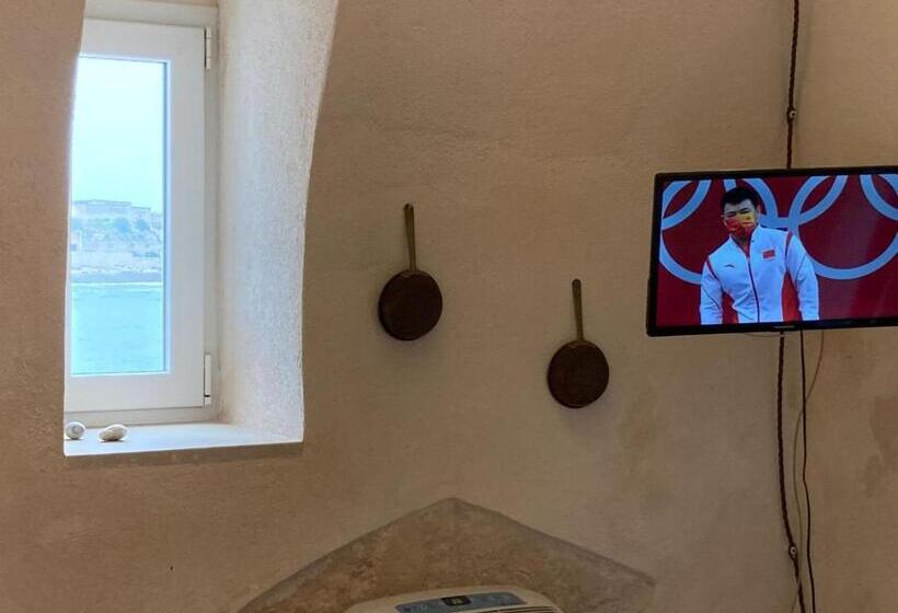 اتاق لوکس با چشمانداز دریا, Rocca Sul Mare