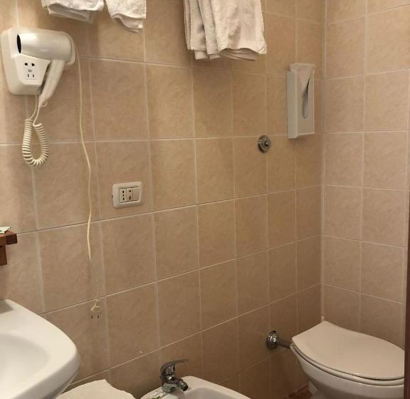 اتاق استاندارد چهارنفره با بالکن, Rocca Sul Mare