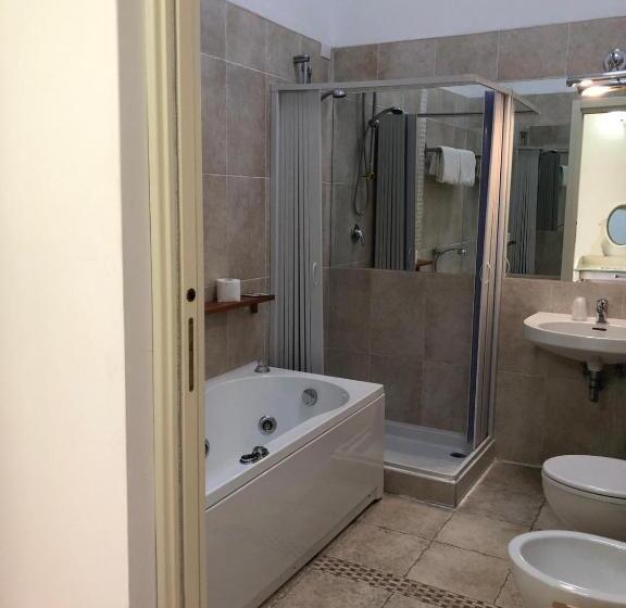 اتاق سه نفره دلوکس با چشمانداز دریا, Rocca Sul Mare