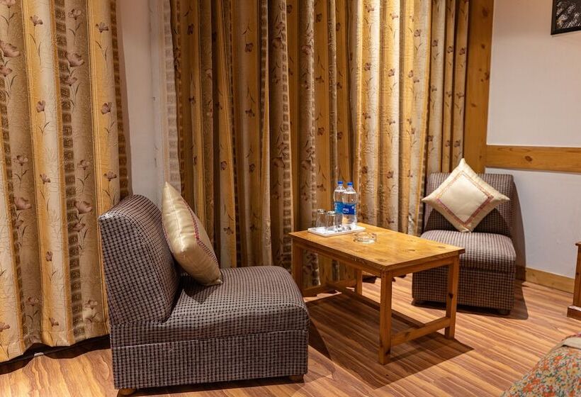 اتاق خانوادگی, The Conifer