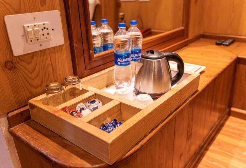 اتاق لوکس با بالکن, The Conifer