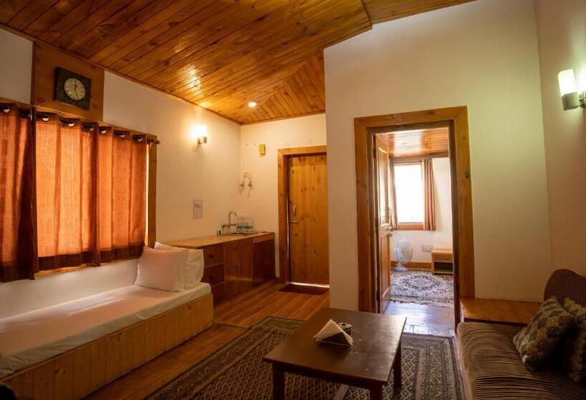 اتاق لوکس با بالکن, The Conifer