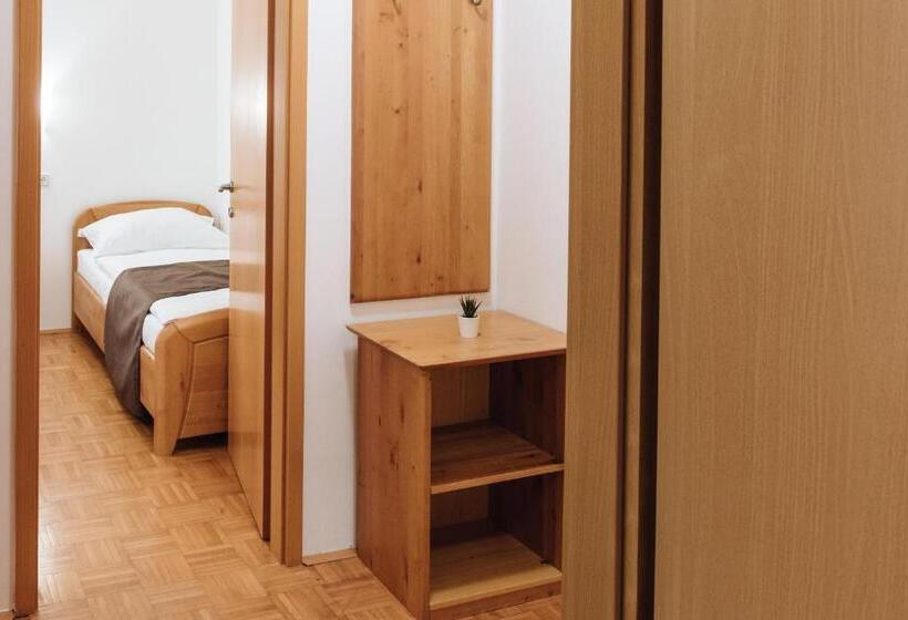 اتاق استاندارد سه نفره, Reaktiv