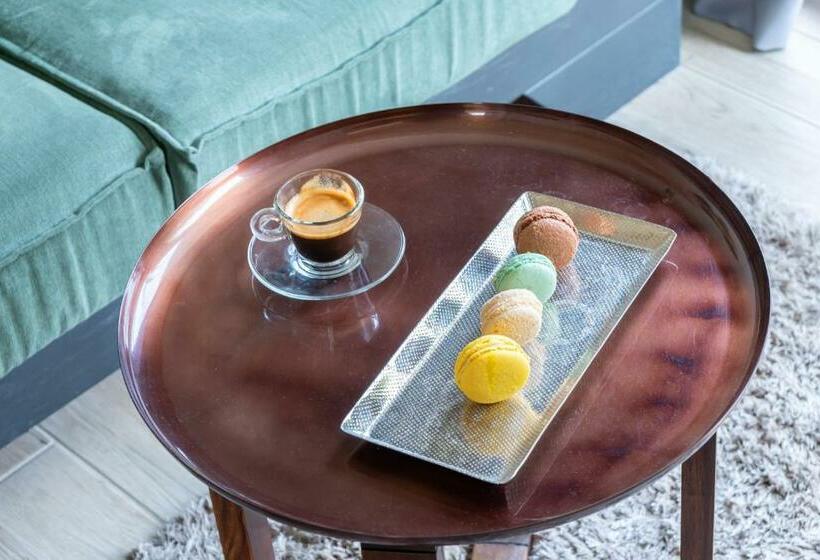 غرفة قياسية مزوَّدة بشُرفة إطلالة جانبية علي البحر, Maison 66, Riviera Hotels