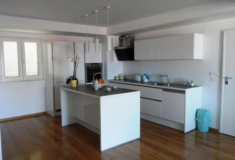 Escritório Deluxe, Apartments Dany