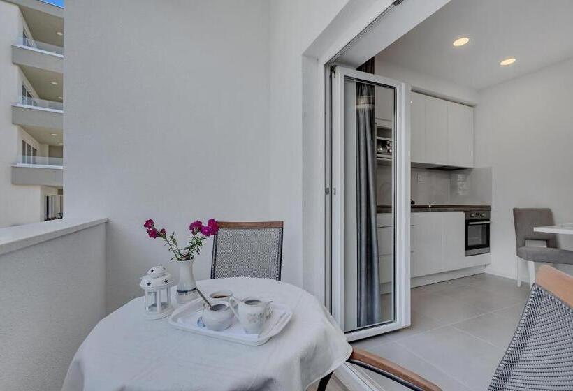 1 Szobás Apartman Erkéllyel, Apartments Dany