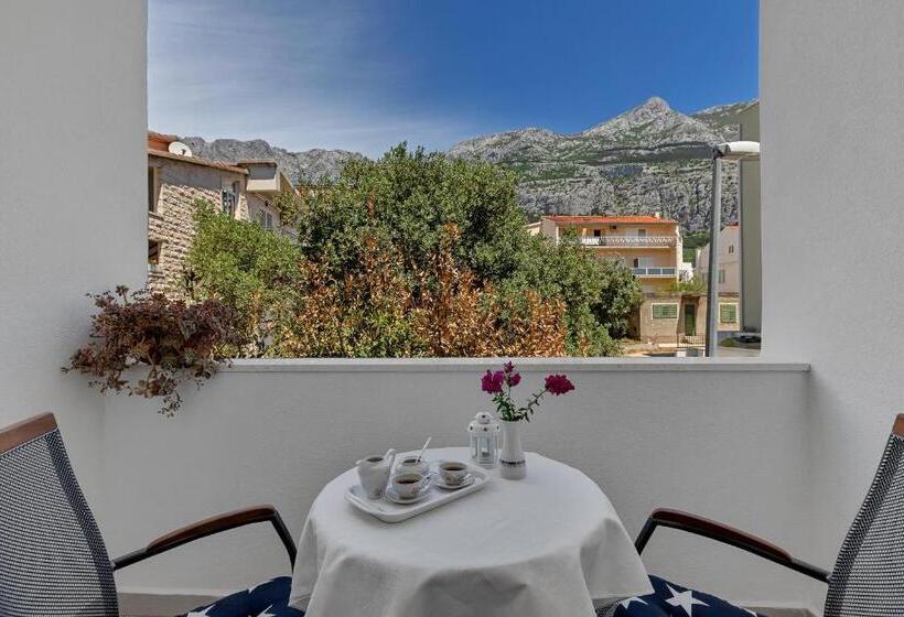 1 Szobás Apartman Erkéllyel, Apartments Dany