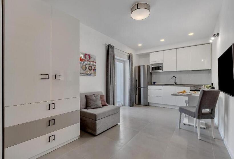 1 Szobás Apartman Erkéllyel, Apartments Dany