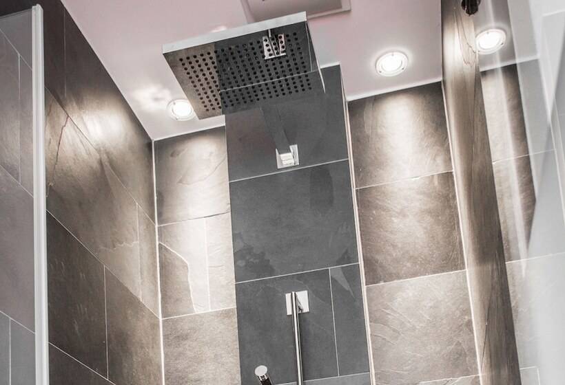 デラックスルーム, The Dom