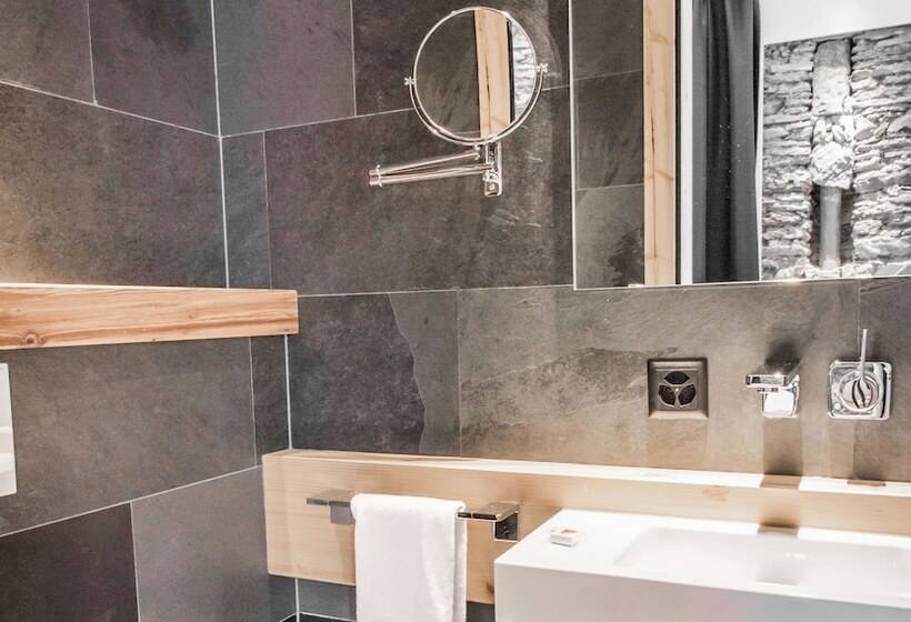 デラックスルーム, The Dom