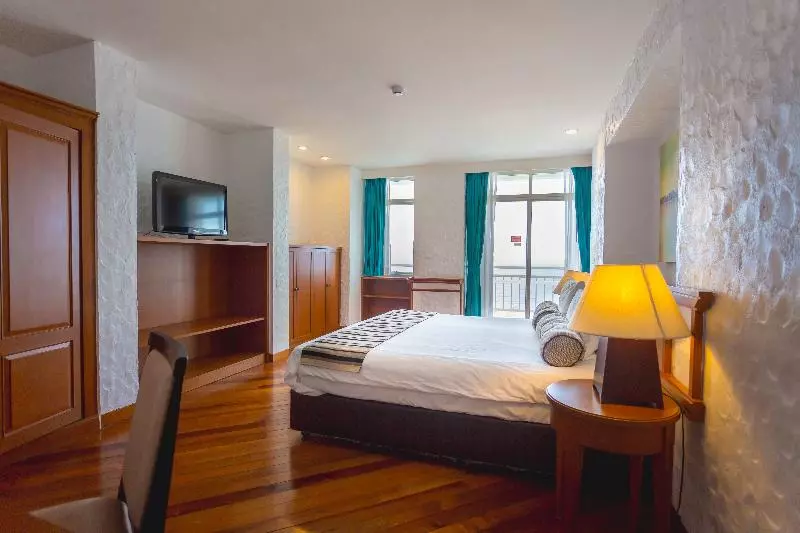سوییت با چشم‌انداز دریا, Waterfront Suites Phuket By Centara