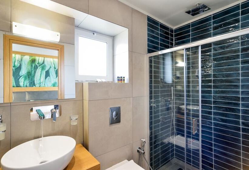 جناح مطلّ علي البحر, Elia Kalamaki