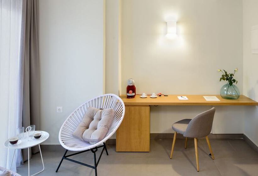 جناح مطلّ علي البحر, Elia Kalamaki