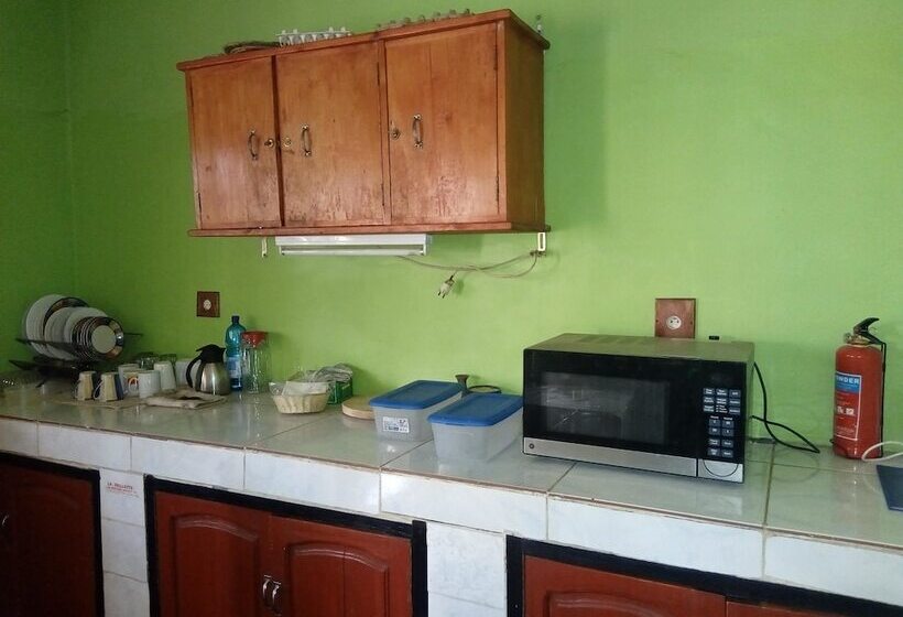 اتاق استاندارد سه تخته با سرویس بهداشتی مشترک, Amahoro Guest House
