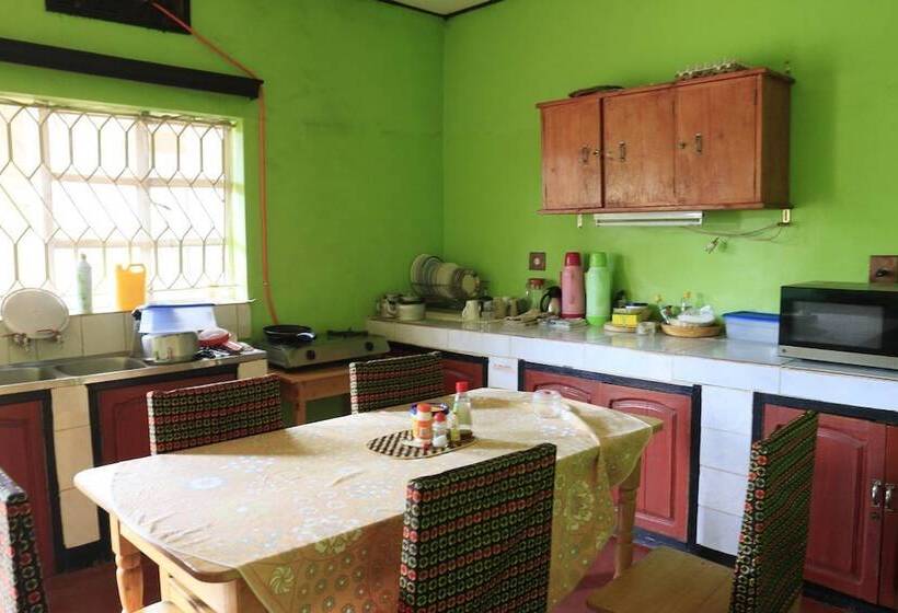 اتاق استاندارد سه تخته با سرویس بهداشتی مشترک, Amahoro Guest House