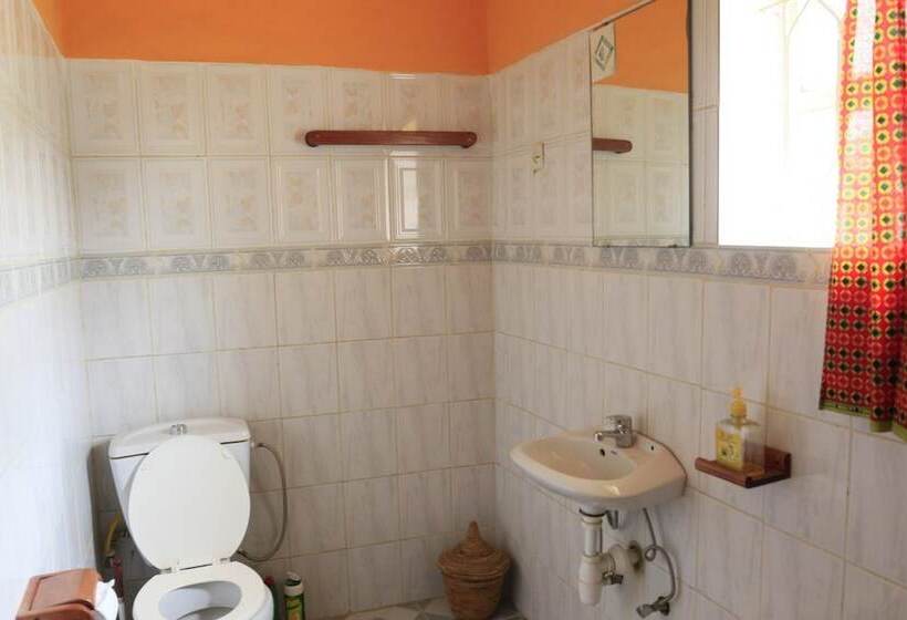 اتاق استاندارد سه تخته با سرویس بهداشتی مشترک, Amahoro Guest House