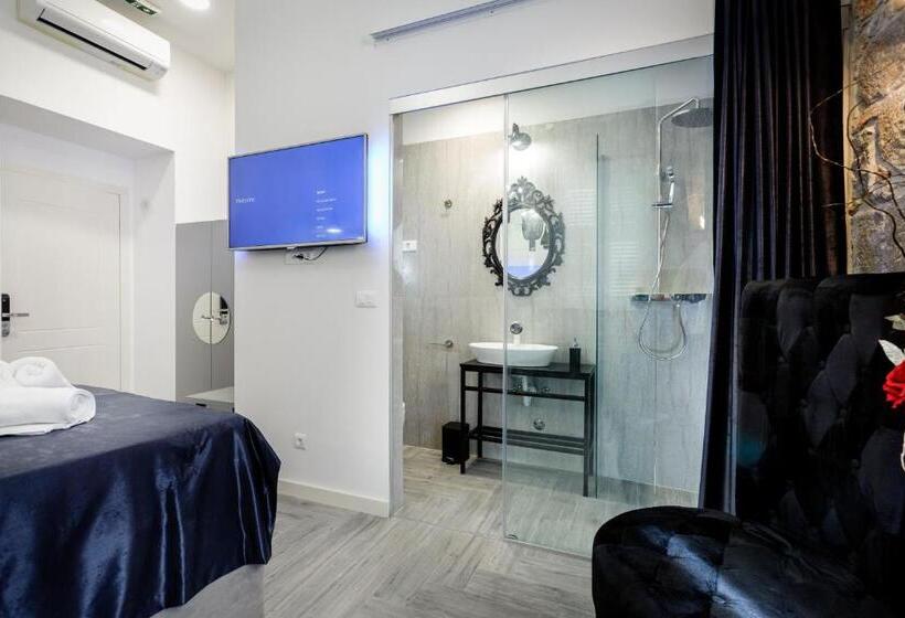 اتاق لوکس با تخت بزرگ, Irini Luxury Rooms